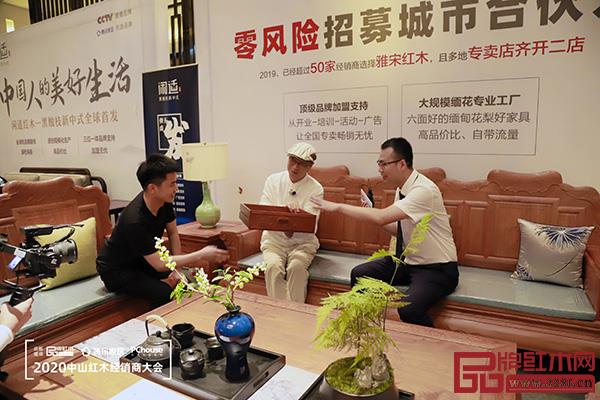 國(guó)務(wù)院特殊津貼專家、清華大學(xué)家具設(shè)計(jì)高研班講座教授、意大利米蘭多莫斯設(shè)計(jì)學(xué)院訪問學(xué)者、當(dāng)代中式美學(xué)生活方式研究學(xué)者彭亮（中）從美學(xué)角度為觀眾介紹雅宋產(chǎn)品