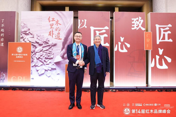 全聯(lián)藝術(shù)紅木家具專業(yè)委員會(huì)專家顧問(wèn)、故宮博物院文?？萍疾吭魅尾莒o樓，雅宋紅木總經(jīng)理竇琦柳合影